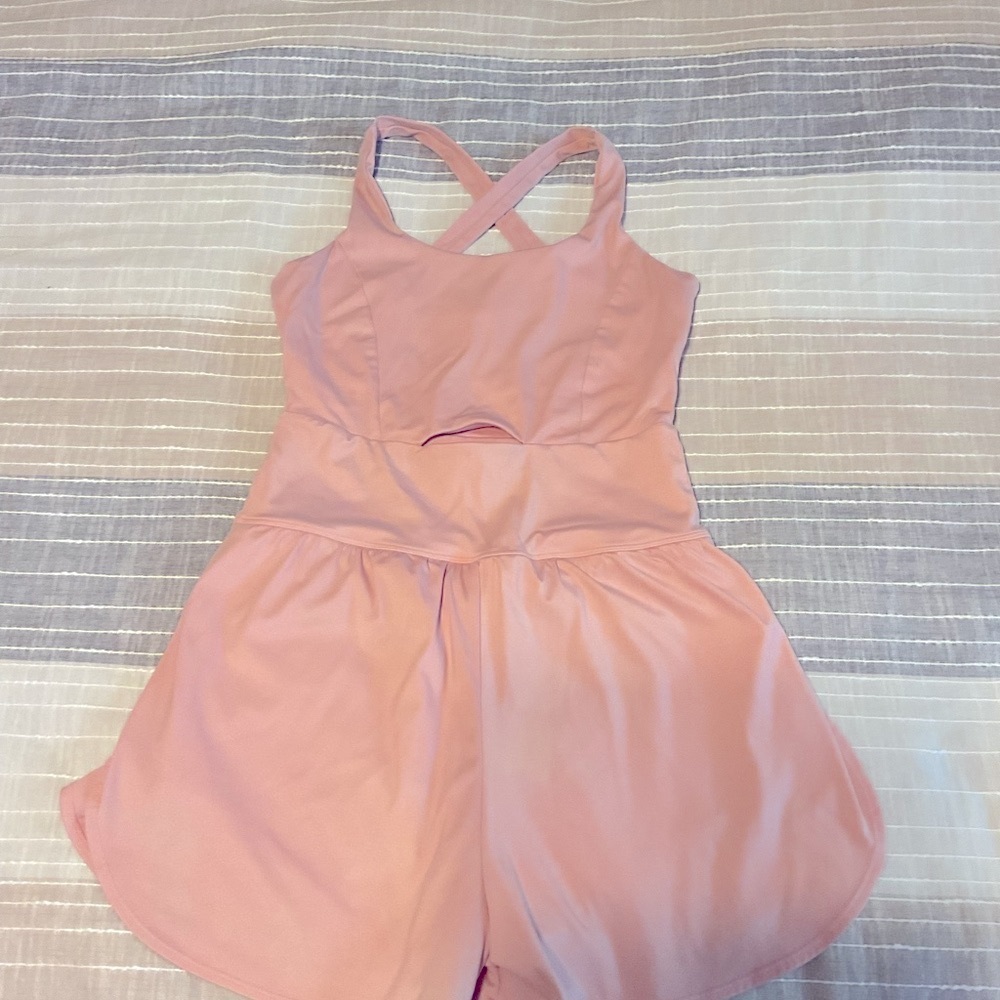 Chunzhiou Sportswear Blush Romper w/Pocket Women’s Sz M Cross back & Open Shorts